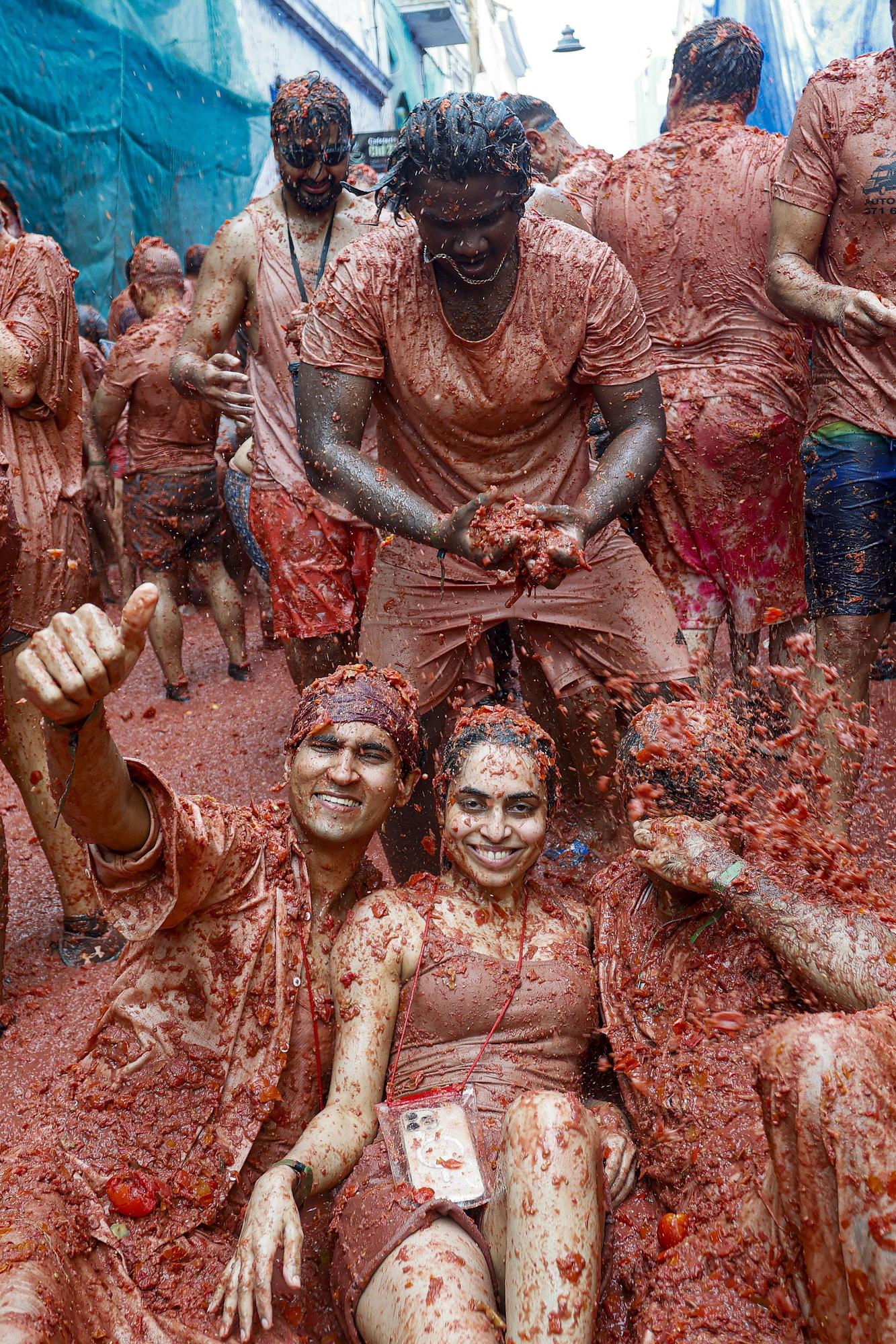 La Tomatina vuelve a teñir de rojo las calles de Buñol