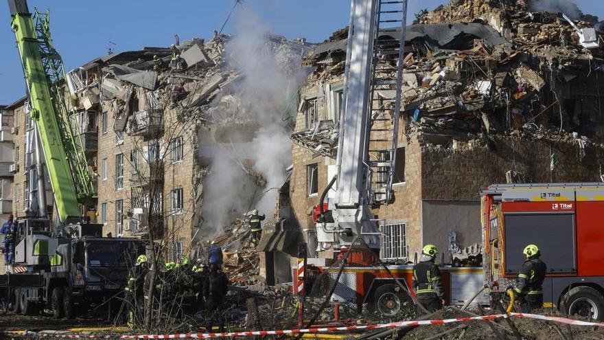 Un ataque masivo de Rusia en Kiev deja 14 muertos y daña la delegación de la UE en la capital ucraniana