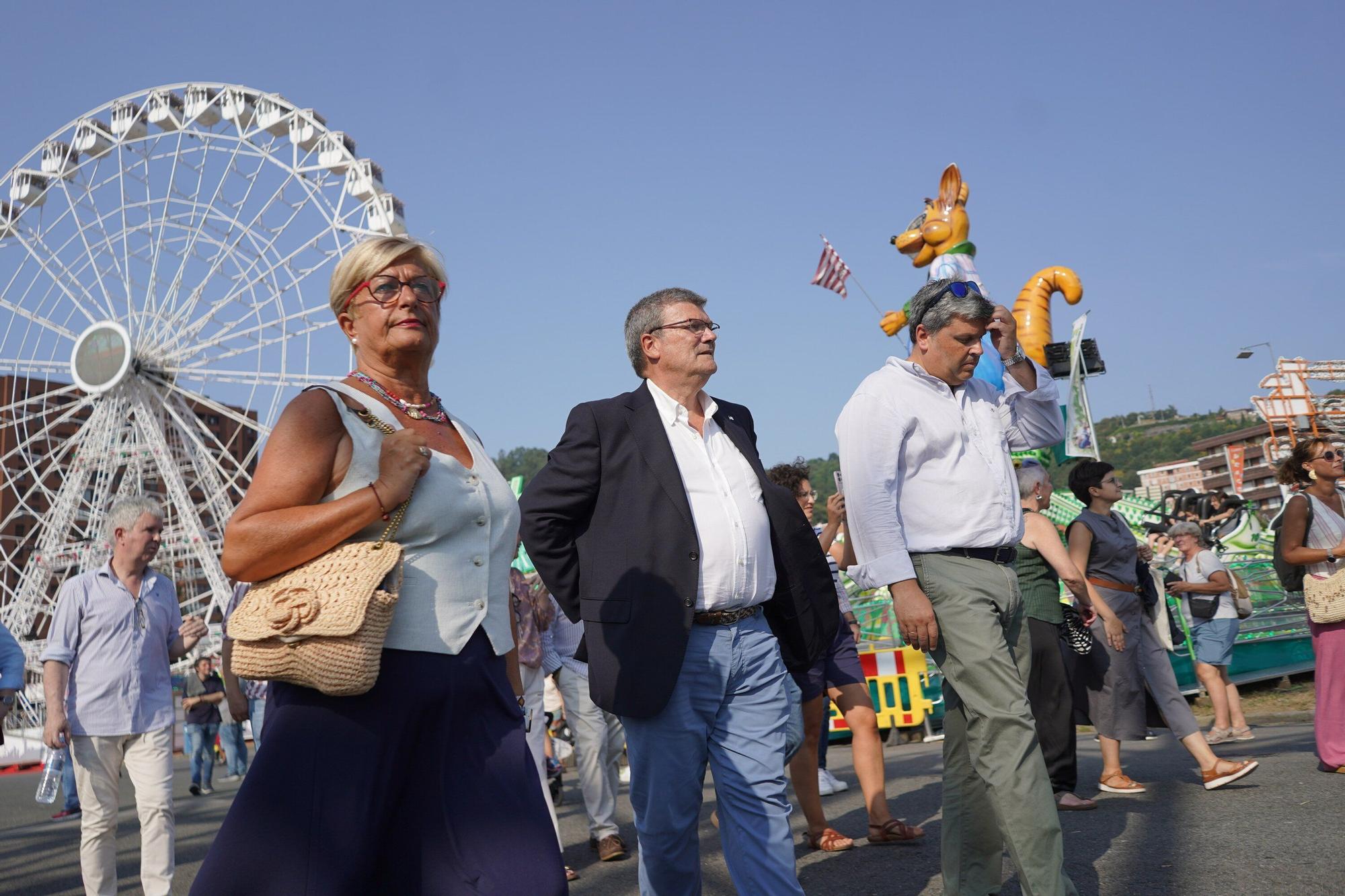 En imágenes: La apertura oficial de las barracas y la ofrenda floral a la Amatxu de Begoña por parte de los circenses