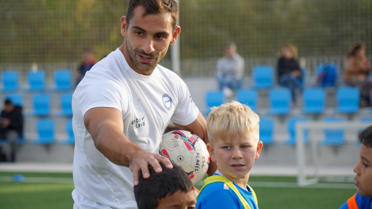Jonny Otto, durante el entrenamiento con la Escuela del Alavés.