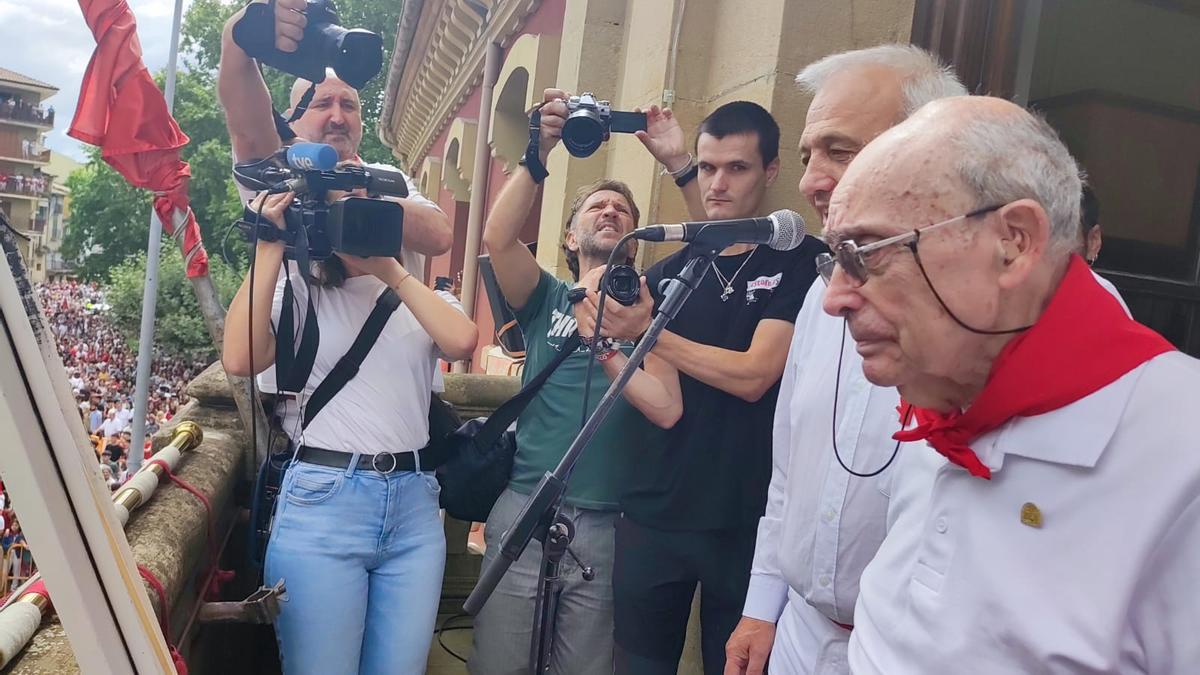 Representantes de los amigos del Camino de Santiago, durante el lanzamiento del cohete