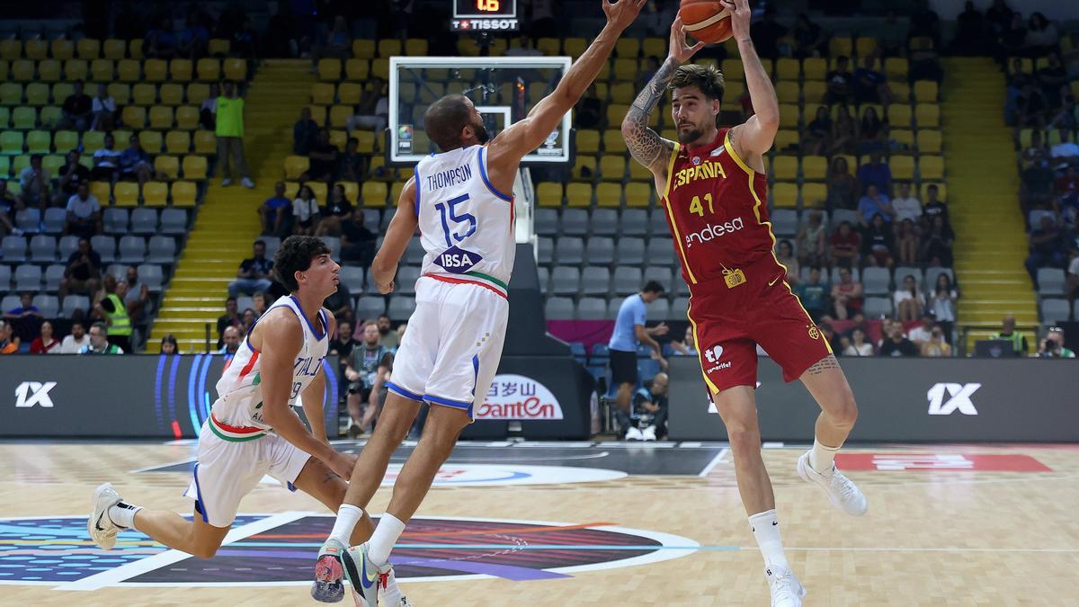 Un momento del partido del Eurobasket entre las selecciones de Italia y España