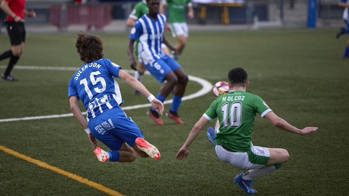 Olcoz lucha el balón frente al rival, Julen Jon.