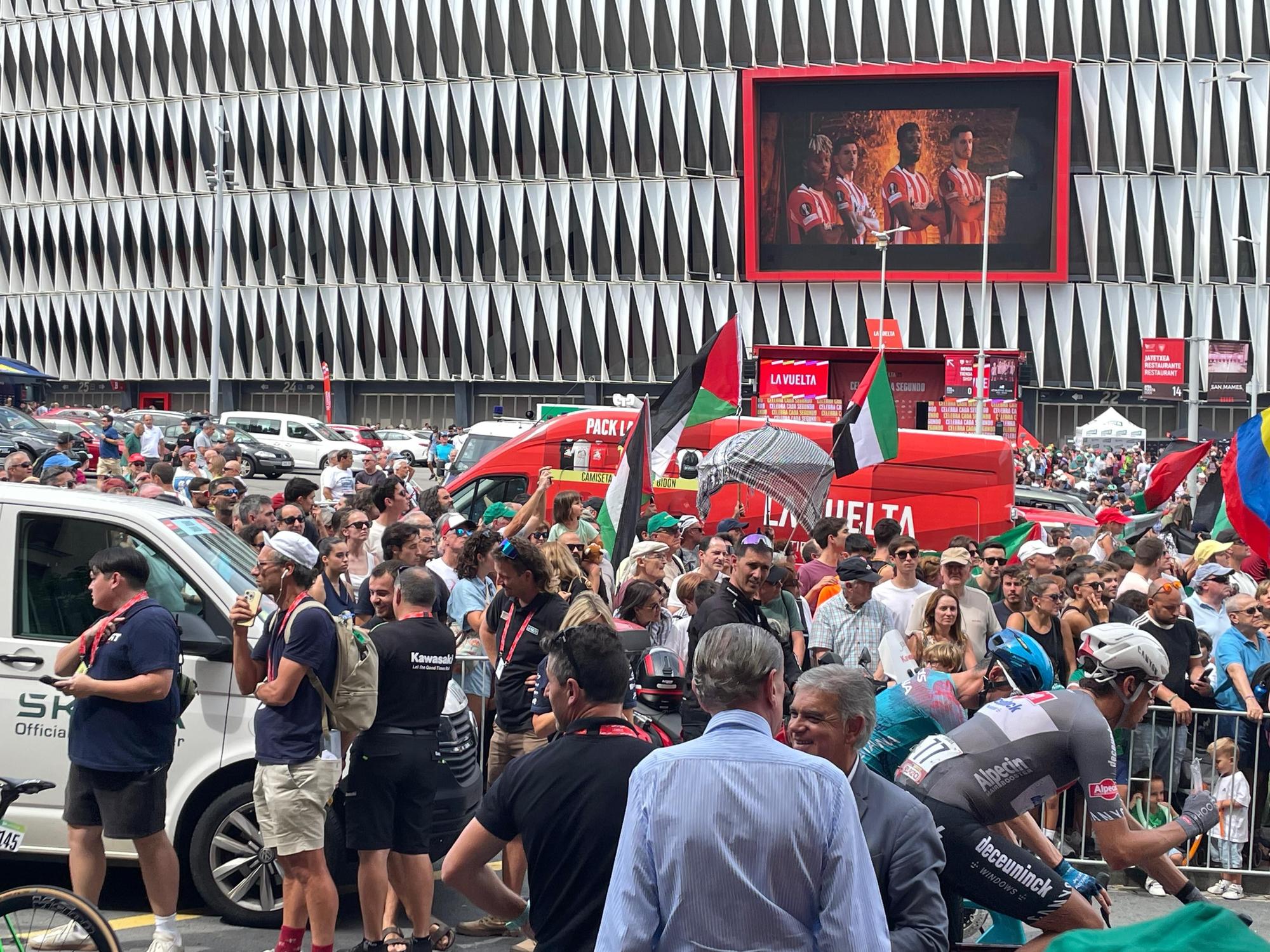 La Vuelta llega a Bizkaia: las imágenes del montaje en Bilbao