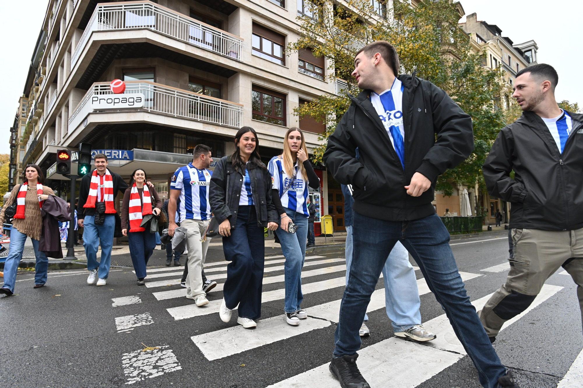En imágenes: gran ambiente entre aficiones en la previa del derbi