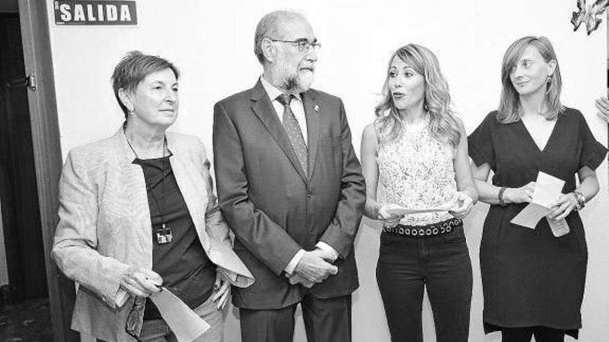Nati Labairu y Rakel Mateo flanquean al consejero Fernando Domínguez con Eliana Albéniz.