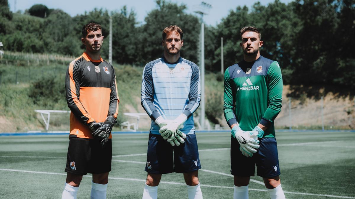 Marrero, Remiro y Fraga posan en Zubieta con las equipaciones que utilizarán la próxima temporada.