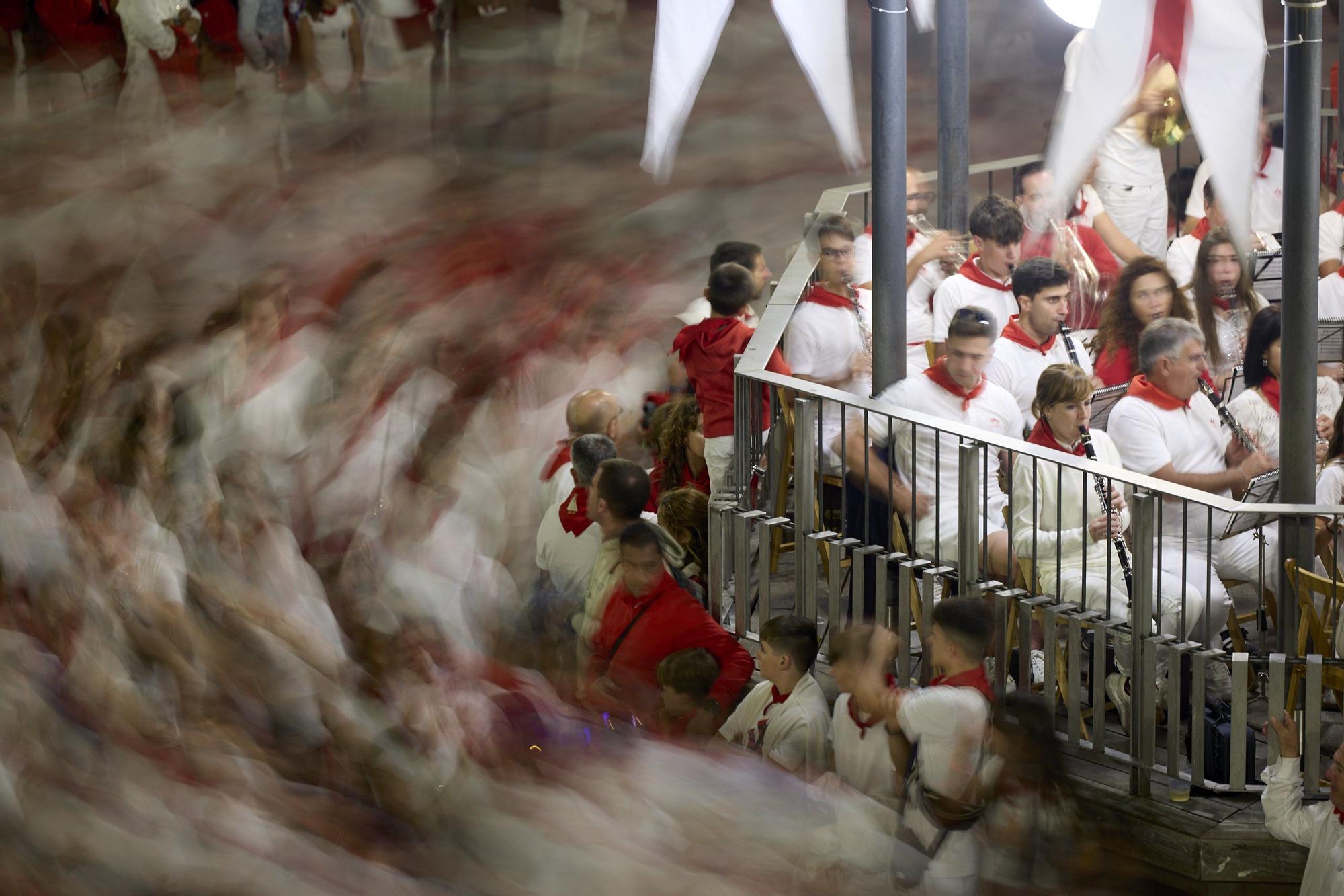 Fotos del baile de La Revoltosa en Tudela