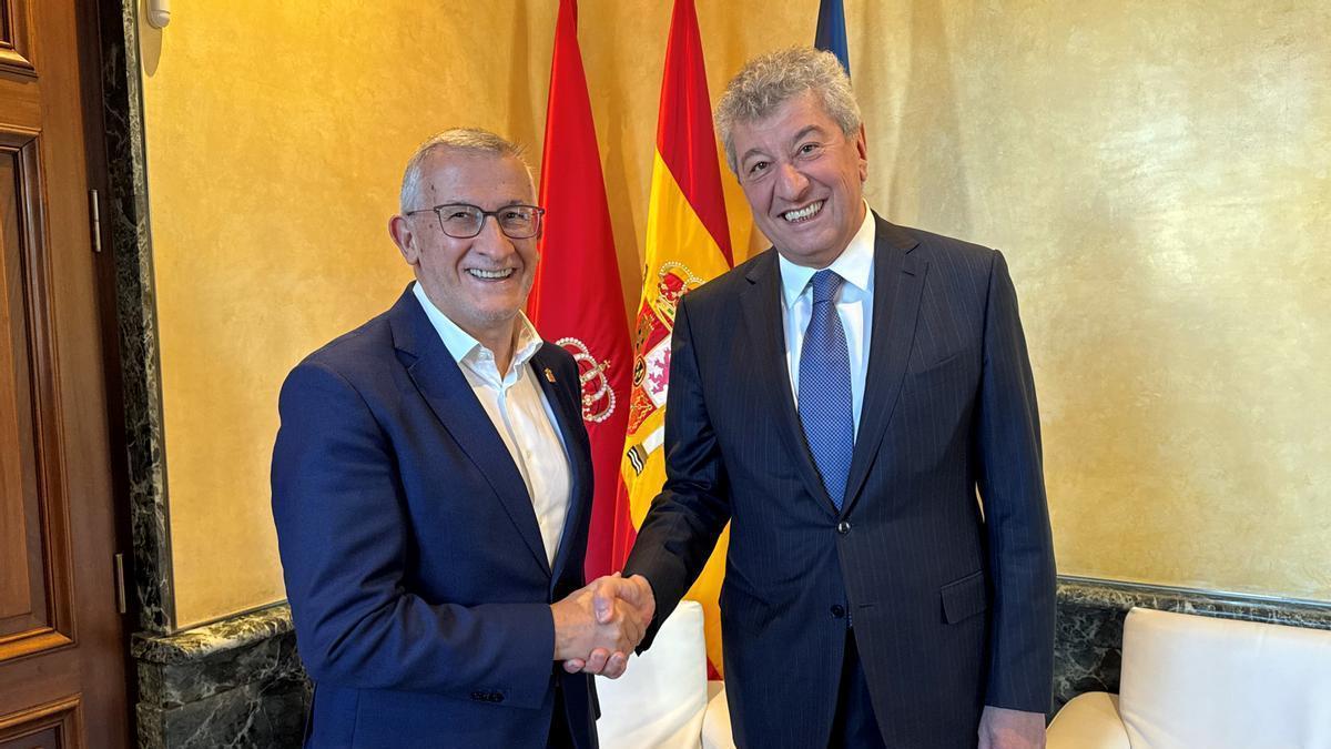 El vicepresidente Félix Taberna con el embajador Ramiz Hasanov.