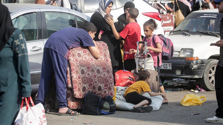 Aumentan a 2.215 los palestinos muertos, 724 de ellos niños, por los bombardeos en Gaza