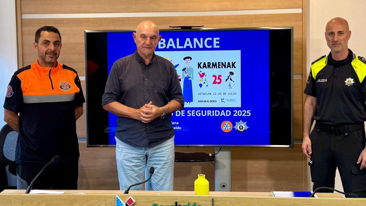 Angel Madrazo zinegotzia, Karmengo jaietako balantzea aurkezten.