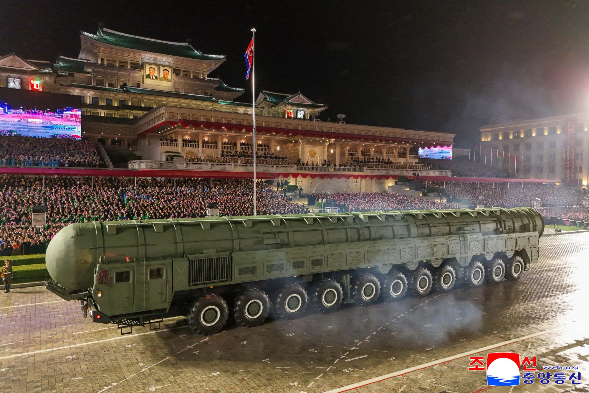Kim Jong Un preside un imponente desfile militar con motivo del 80 aniversario del Partido del Trabajo