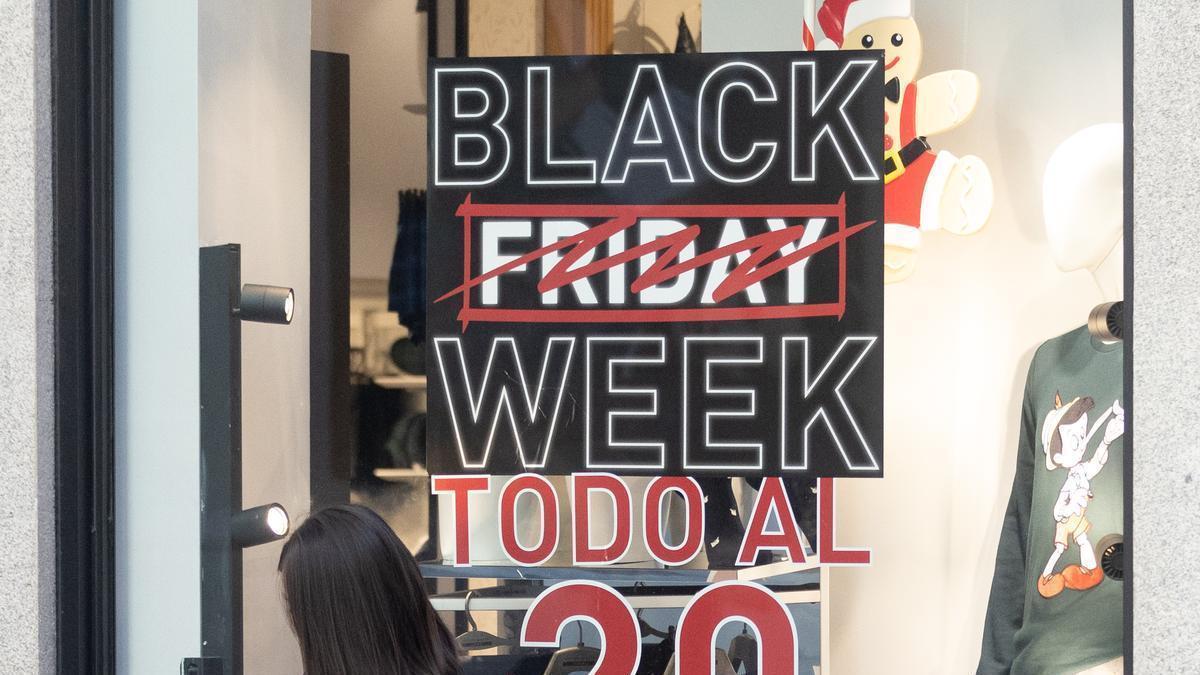 Un escaparate avisa de los descuentos durante el &#039;Black Friday&#039;