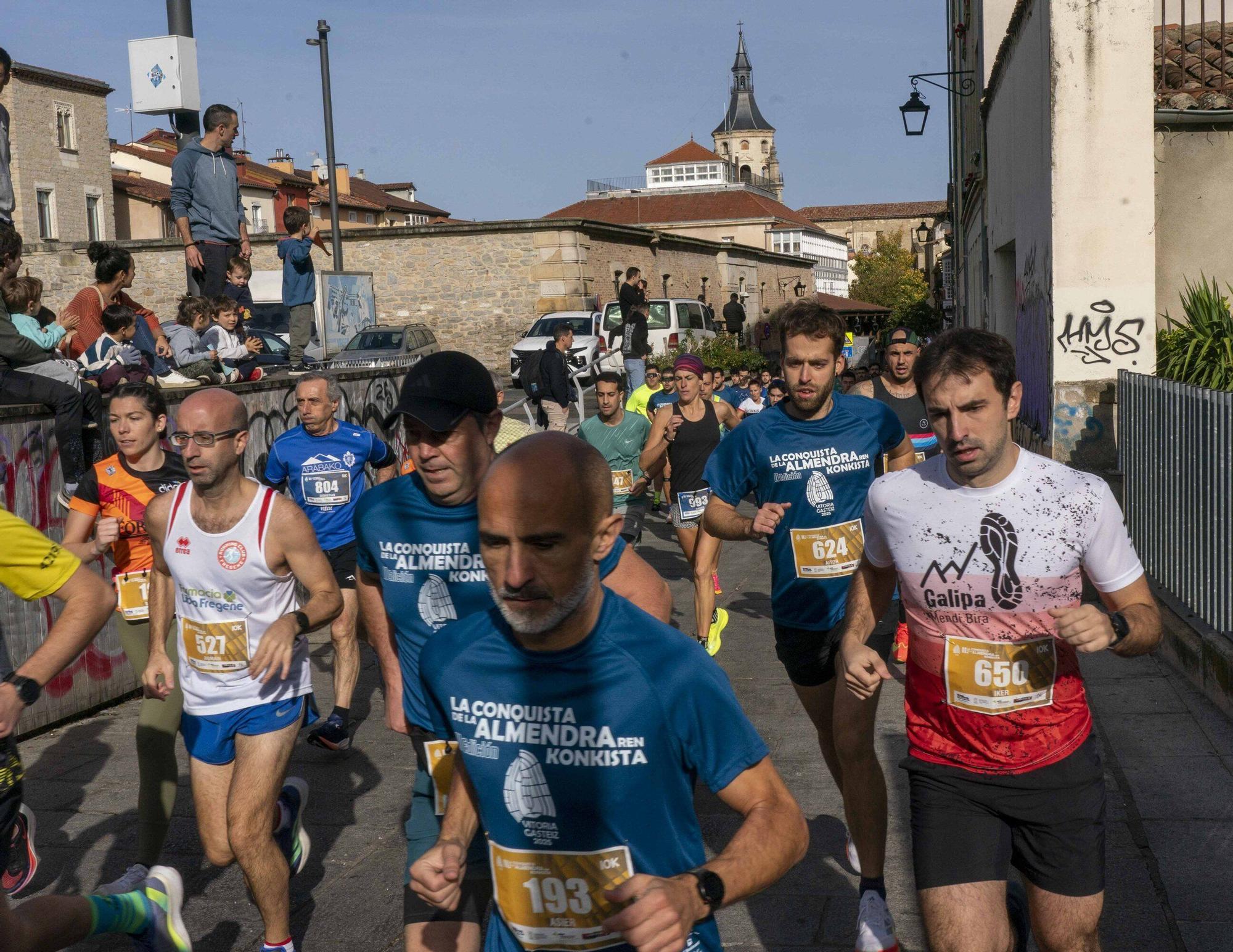 En imágenes: Un millar de corredores atraviesan la almendra