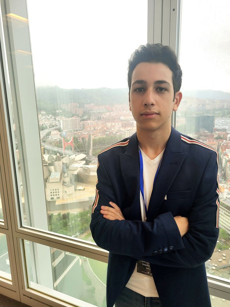 Ismael Maceira posa con el museo Guggenheim Bilbao a su espalda.