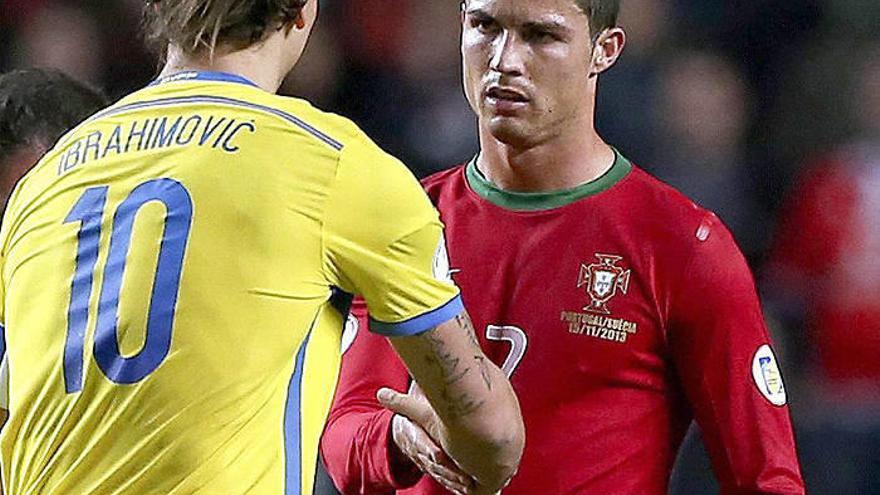 Ibrahimovic y Cristiano Ronaldo se saludan tras el partido de ida.