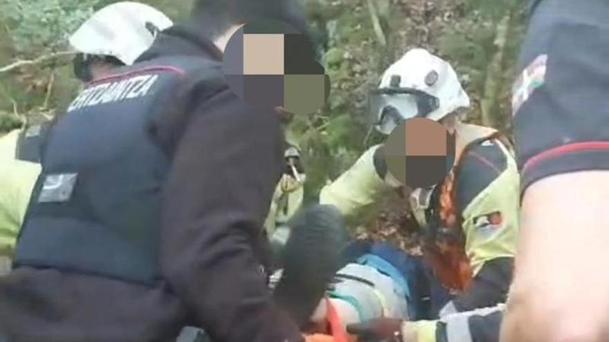 Los Servicios de Emergencias de Euskadi rescatan a un conductor accidentado en una zona de monte en Lagrán
