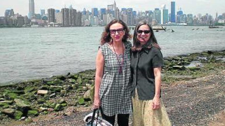 Charo Garaigorta y otra artista, frente a Manhattan.