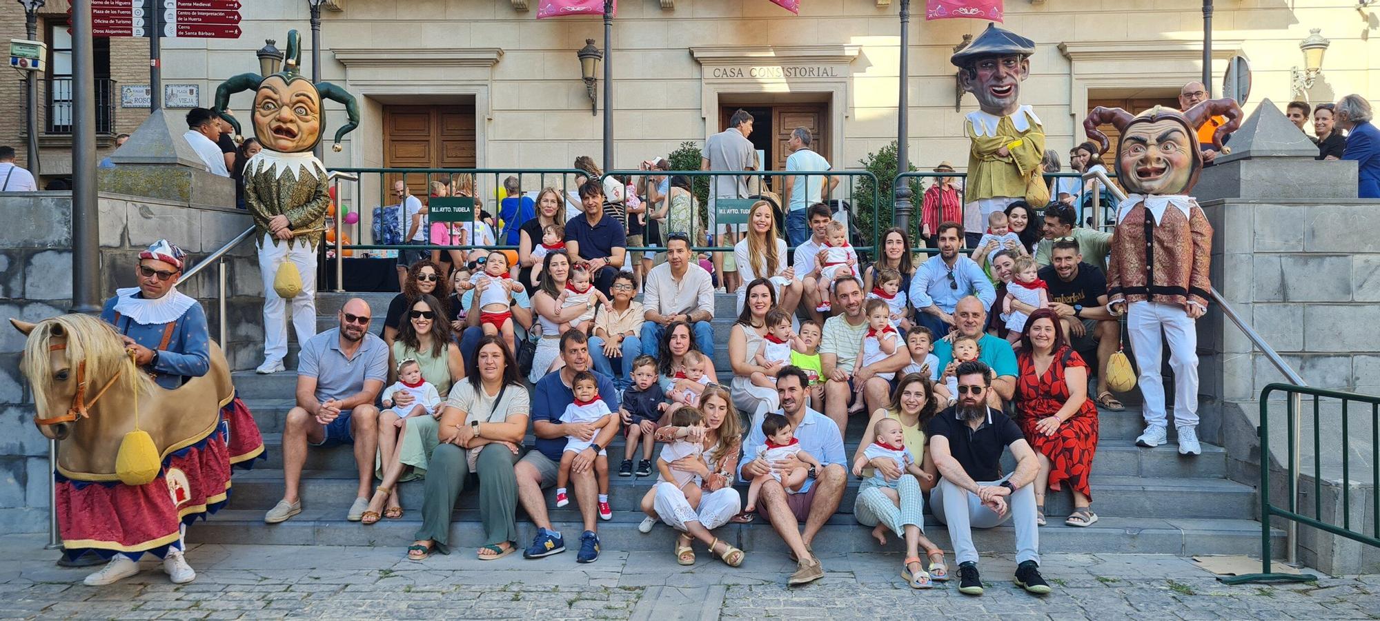 Fotos de la imposición del pañuelo de fiestas de Tudela a los nacidos en 2024