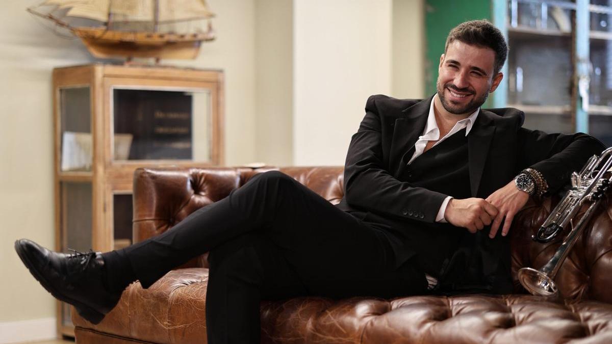 Rubén Simeó promete emocionar y hacer disfrutar al público que acuda al concierto de este sábado en el Herriko Antzokia.