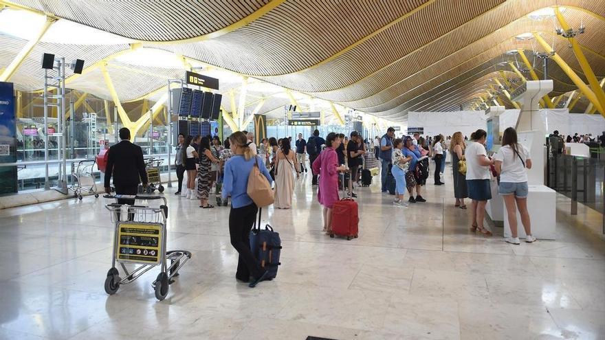 Cae una organización criminal con 30 detenidos por entrar a Barajas con billete sin haber volado y recoger maletas con droga