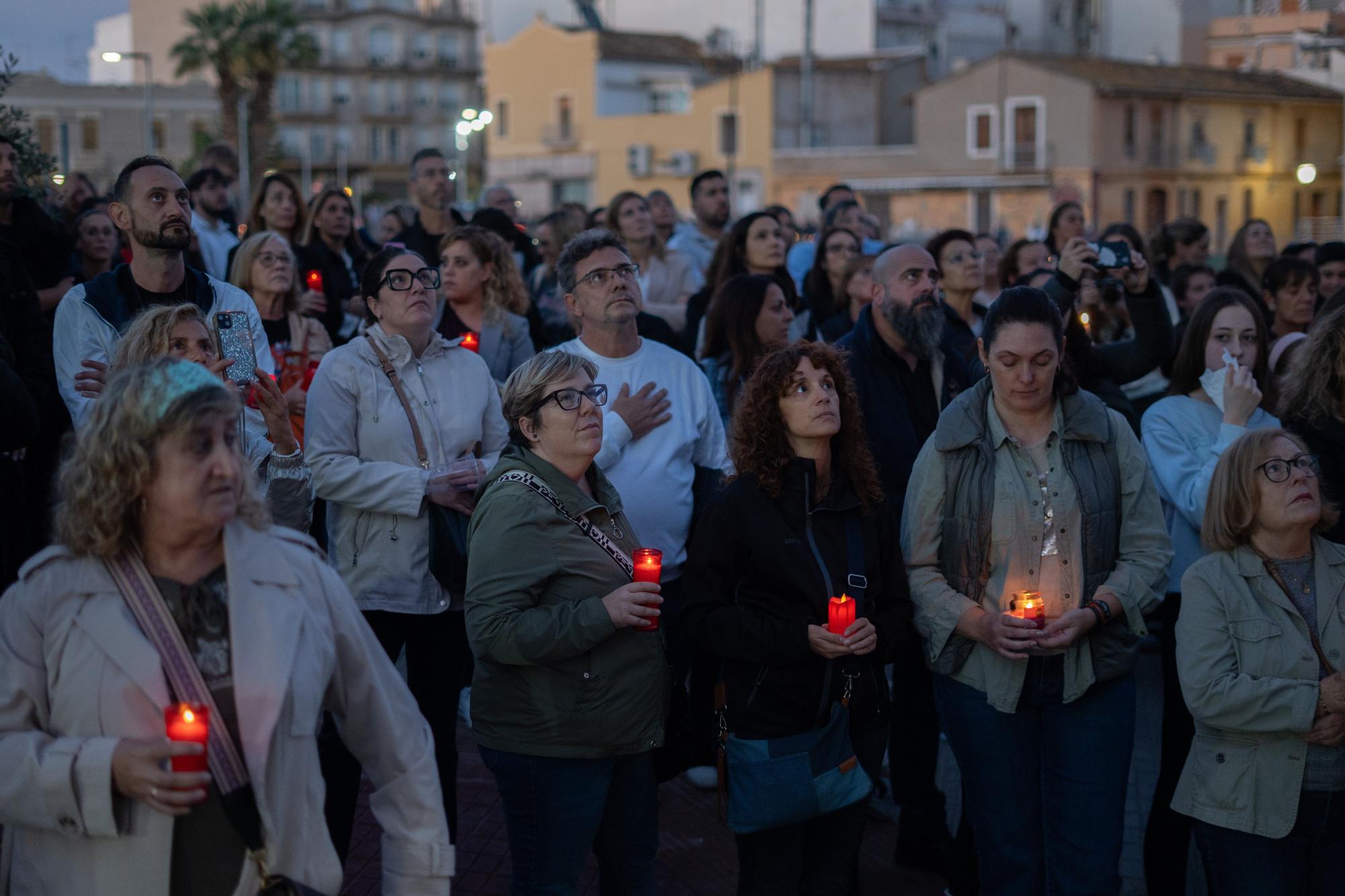 En imágenes: Decenas de velas en la rambla del Poyo homenajean a los fallecidos en la dana
