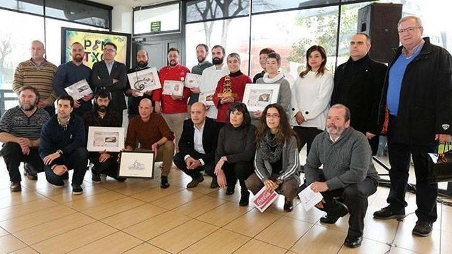 Foto de familia de los finalistas del concurso, los promotores y los patrocinadores, ayer en el restaurante de Fadura. Fotos: Getxoko Udala