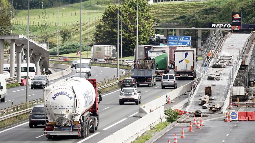 Hito en las obras del bidegorri que unirá Irura y Villabona: corte de la N-1 para colocar la pasarela