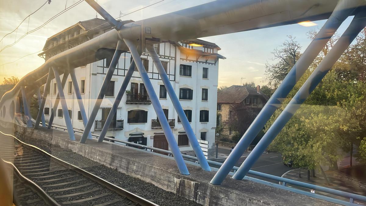 Tren de Renfe parado a la entrada de Vitoria-Gasteiz por una incidencia