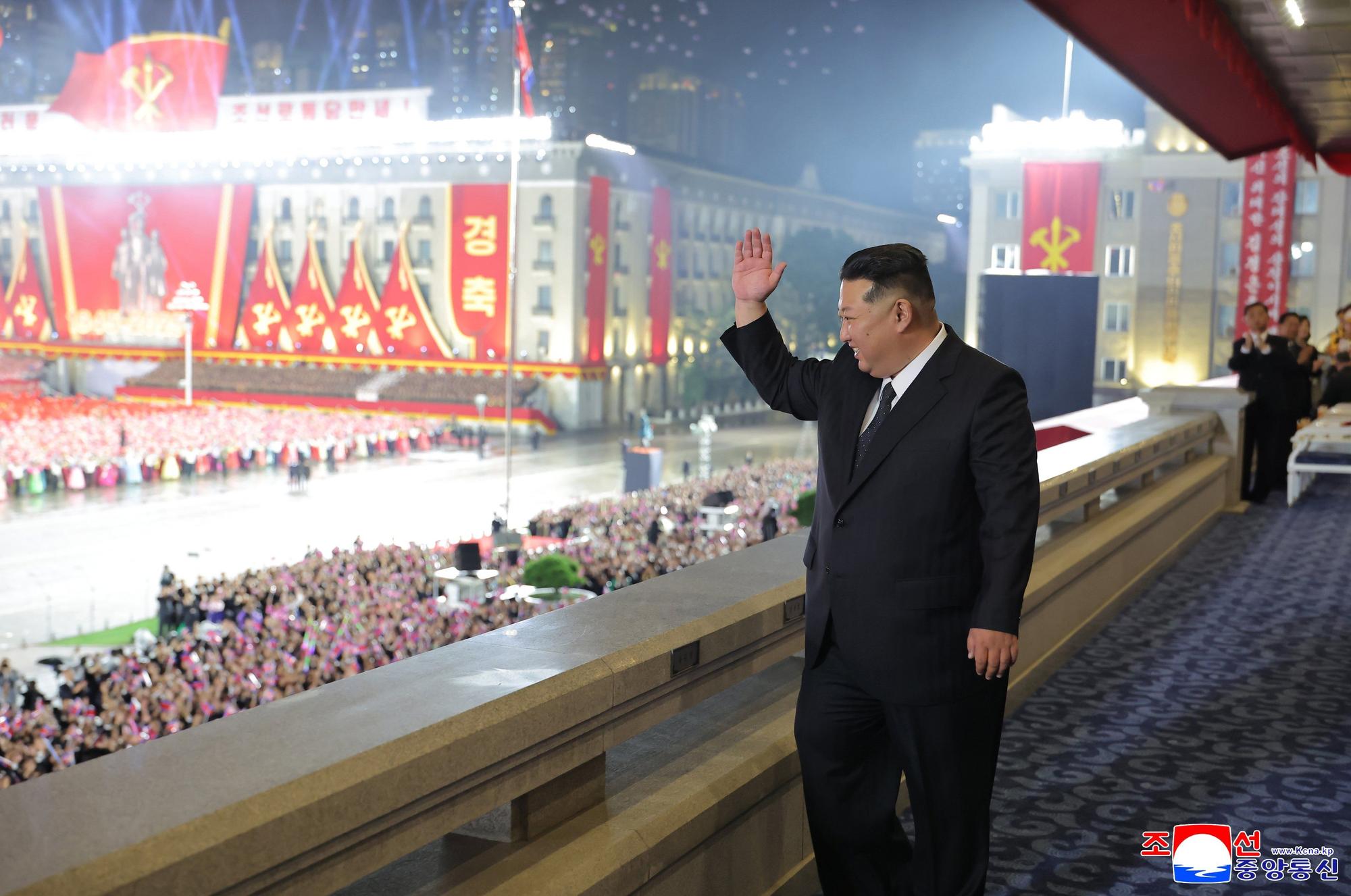 Kim Jong Un preside un imponente desfile militar con motivo del 80 aniversario del Partido del Trabajo