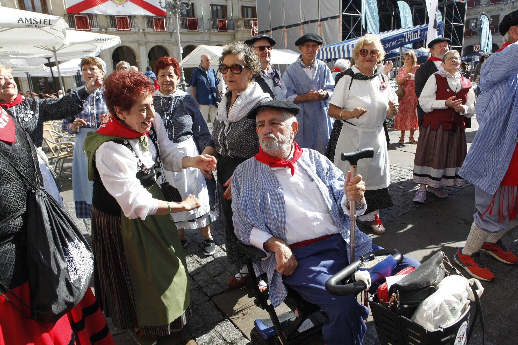 Los blusas y neskas veteranos ya disfrutan de su día en La Blanca