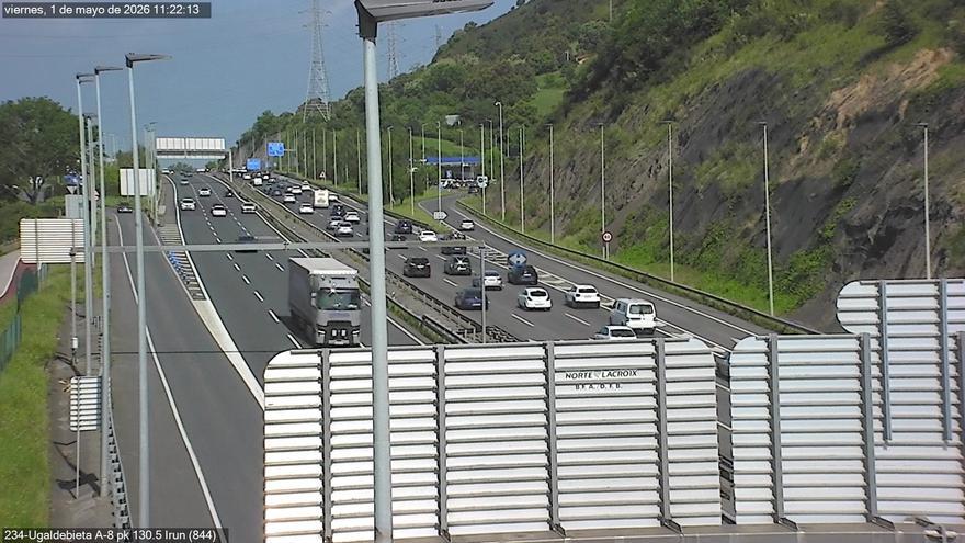 Varios kilómetros de retenciones en la A-8 dirección Cantabria