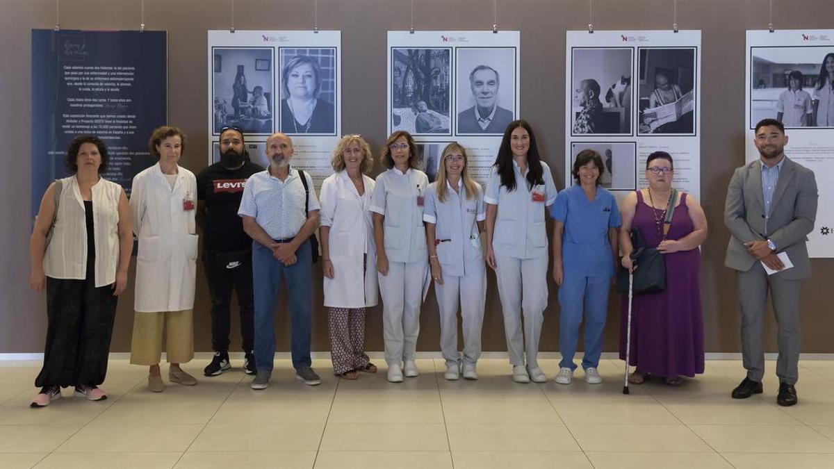 Profesionales y pacientes en la inauguración de la exposición