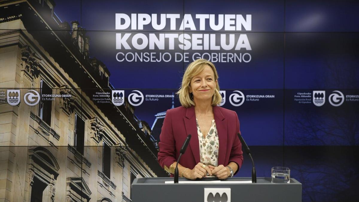La diputada general de Gipuzkoa, Eider Mendoza, durante la comparecencia de este martes.