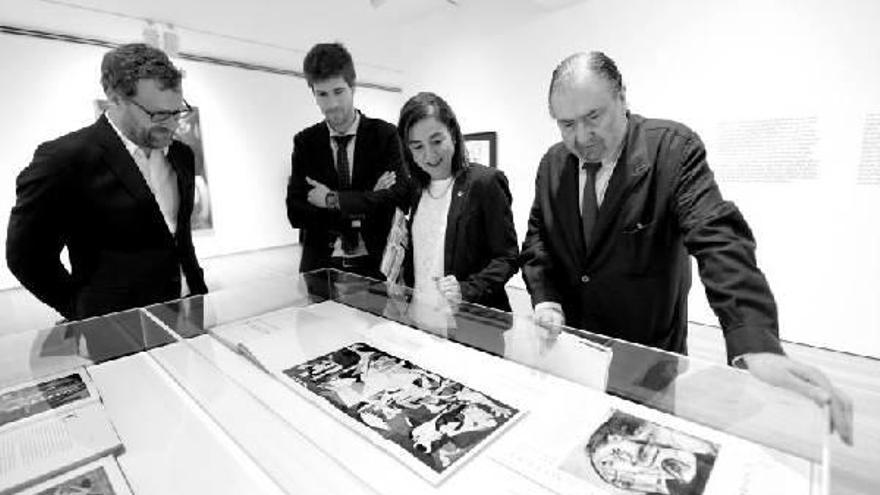 Berástegui, director de Donostia 2016; Benito, de Telefónica; la consejera Cristina Uriarte y el director del museo, Javier Viar, observan algunos dibujos del lienzo. Fotos: José Mari Martínez