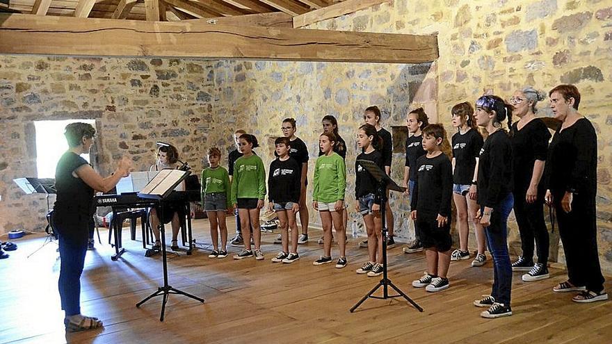 El coro infantil de Elizondo ofreció una actuación para el disfrute de los asistentes.