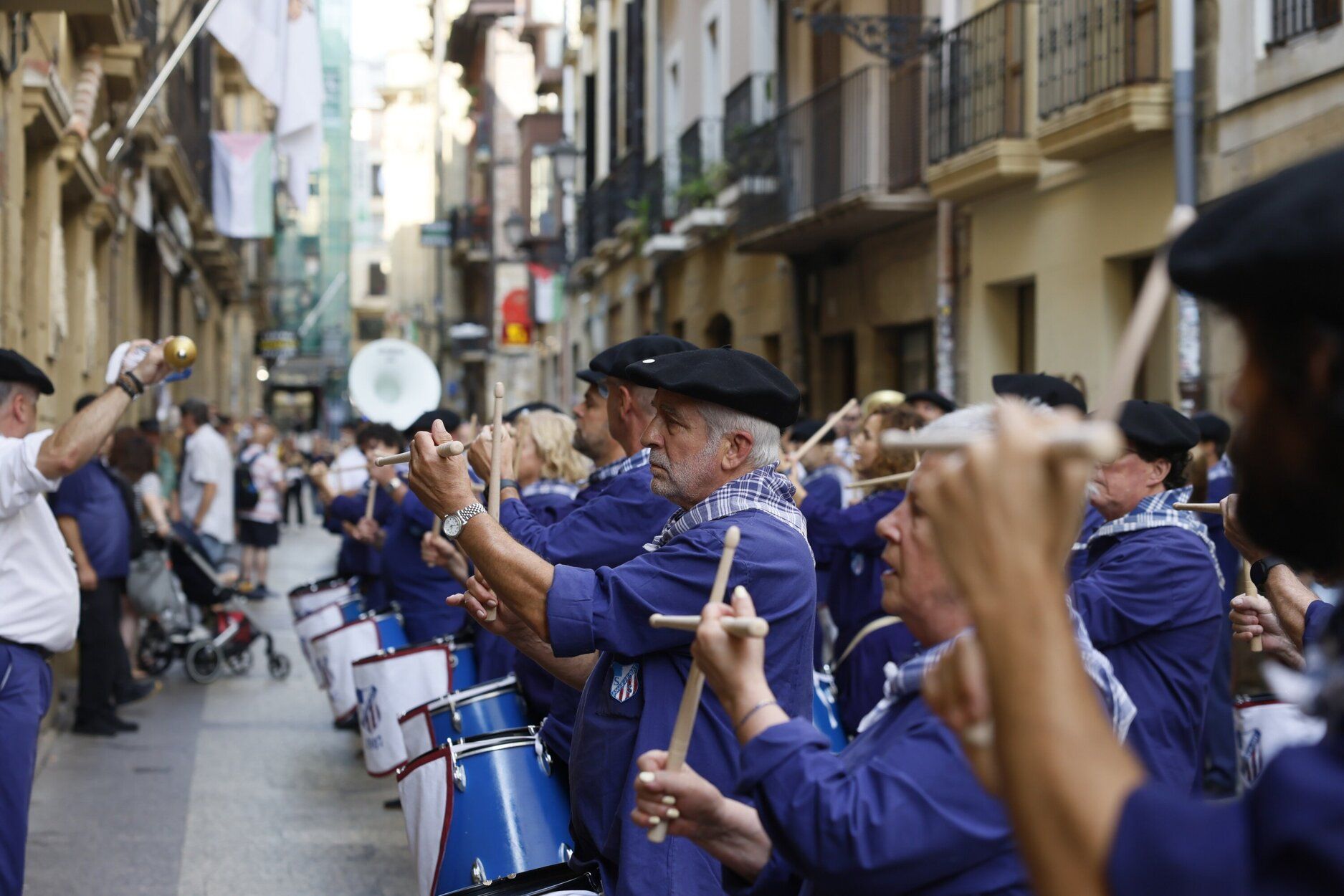 La tamborrada de San Ignacio de la sociedad Amaikak Bat desfila por la Parte Vieja