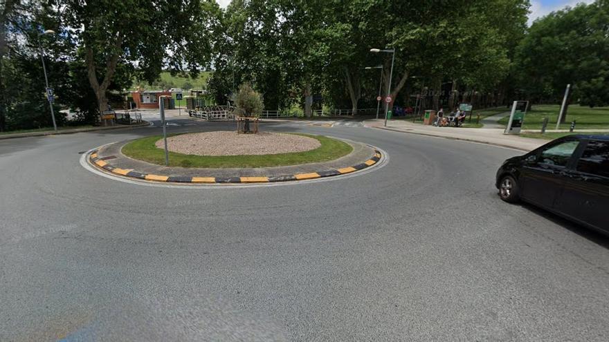 Rotonda con la calle Esquíroz y acceso al polideportivo y su aparcamiento