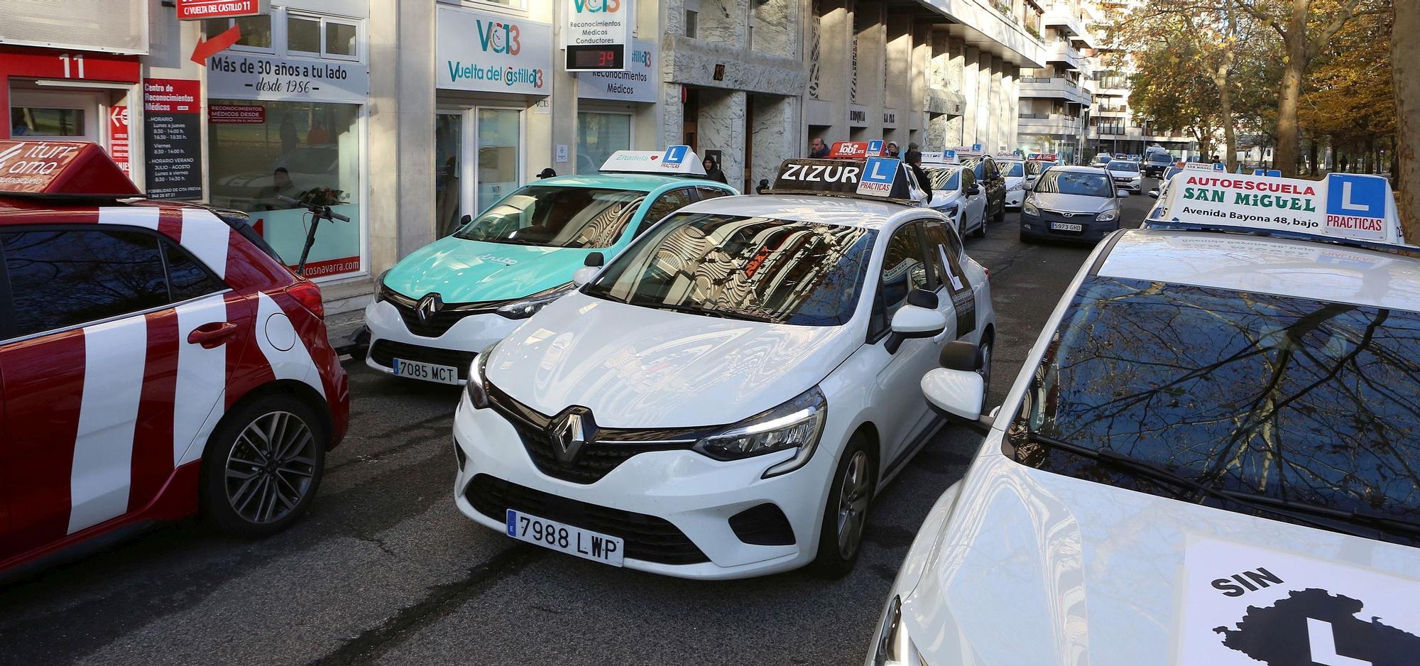 Fotos de la marcha de coches de autoescuelas en protesta por la falta de examinadores
