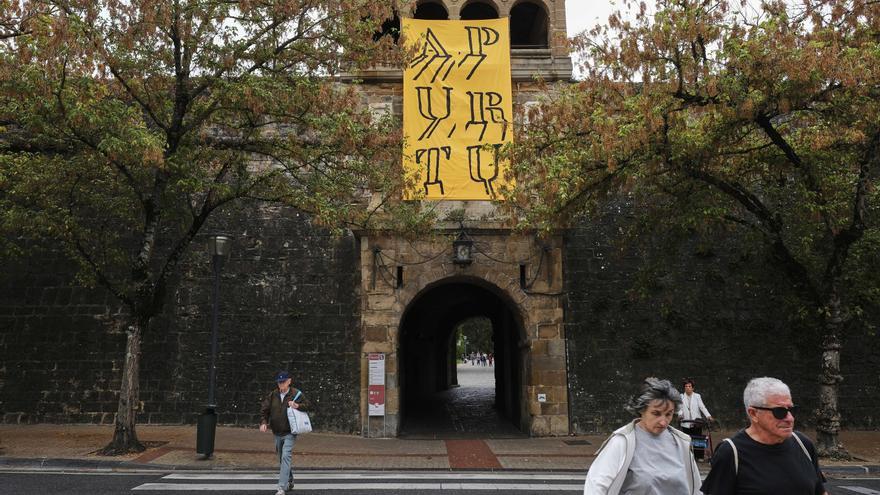 Pancartas y carteles de protesta que interpelan en las calles de Pamplona