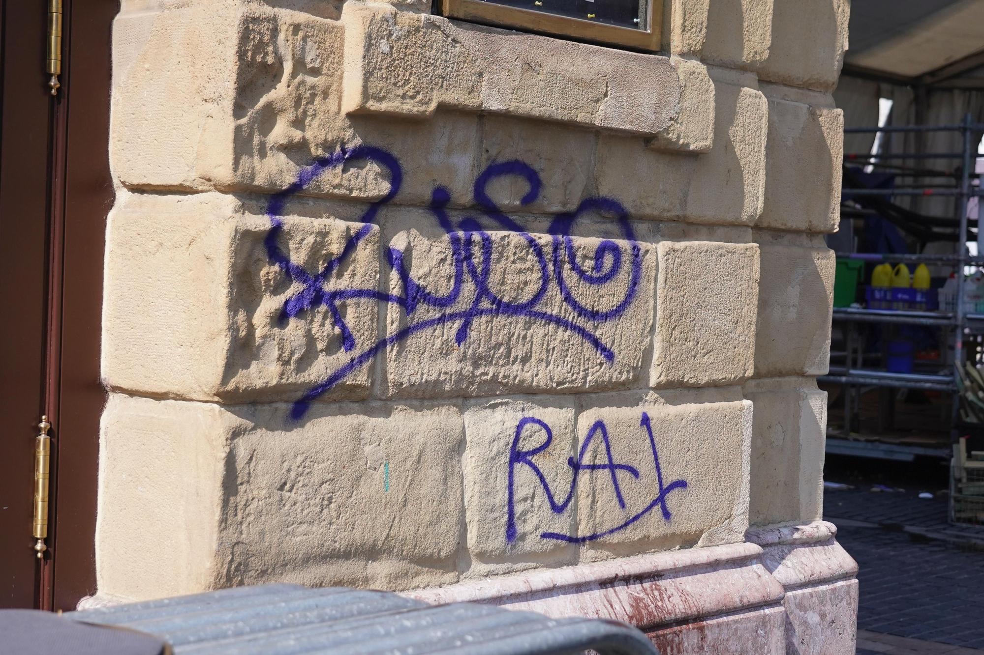 En fotos: vandalizan la fachada y las entradas del teatro Arriaga