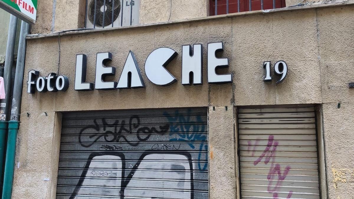 Vista de Foto Leache, que ha bajado ya la persiana en el Casco Viejo de Pamplona.