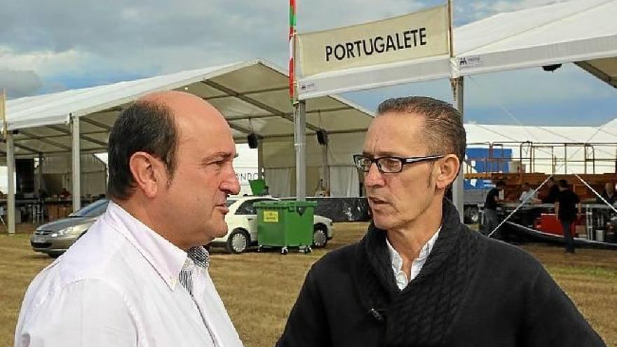Fernando del Valle Herce, junto al presidente del EBB, Andoni Ortuzar, en el pasado Alderdi Eguna.