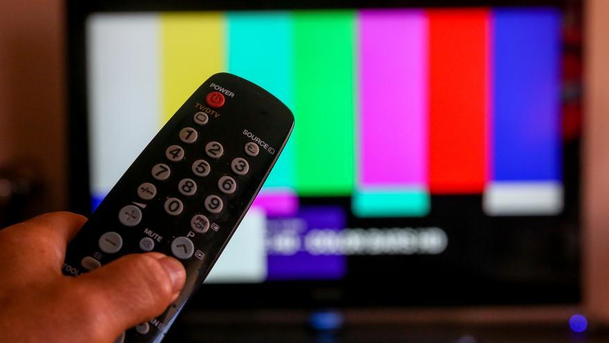 El consumo diario de televisión baja en agosto: 4 horas y 66 minutos, un 3% menos