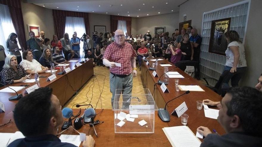 Alfredo Arruiz se dispone a votar ante una inusitada expectación en el Salón de Plenos de Huarte.