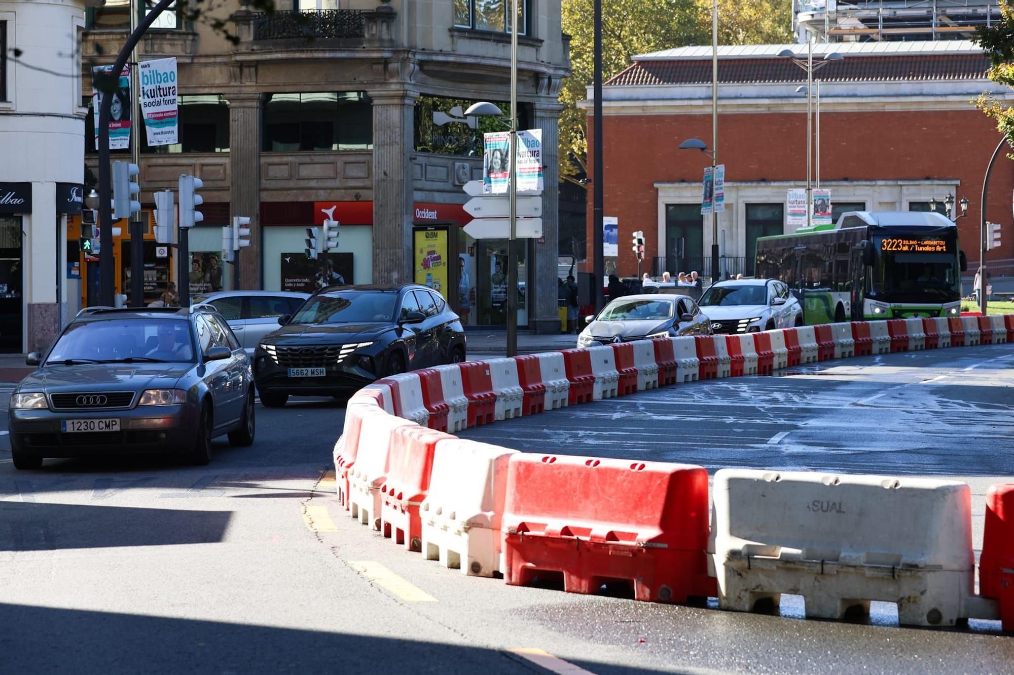 Primer día de cortes por obras en la Plaza Euskadi de Bilbao