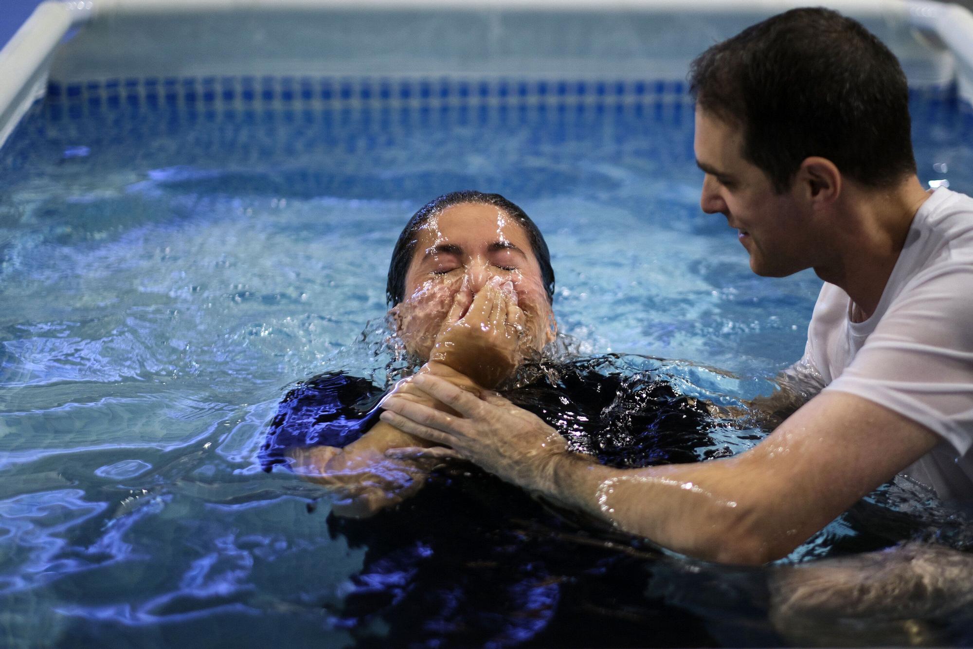 48 bautizos de Testigos de Jehova en el Navarra Arena