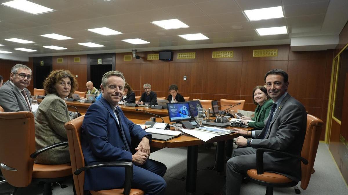 Mikel Torres preside la comparecencia del Departamento de Economía, Trabajo y Empleo.