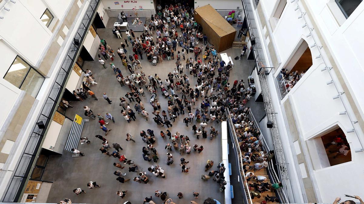 Vista de la Plaza de Tabakalera, durante la jornada de inauguración en septiembre de 2015.