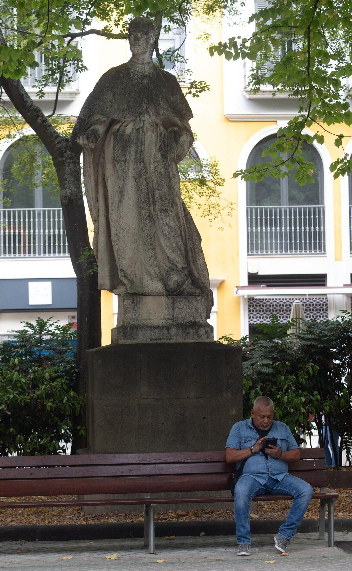 Fotos del inicio de los trabajos de marcaje para el traslado de las estatuas del Paseo de Sarasate